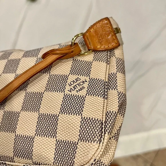 LOUIS VUITTON DAMIER AZUR POCHETTE ACCESSOIRES - Picture 2 of 3